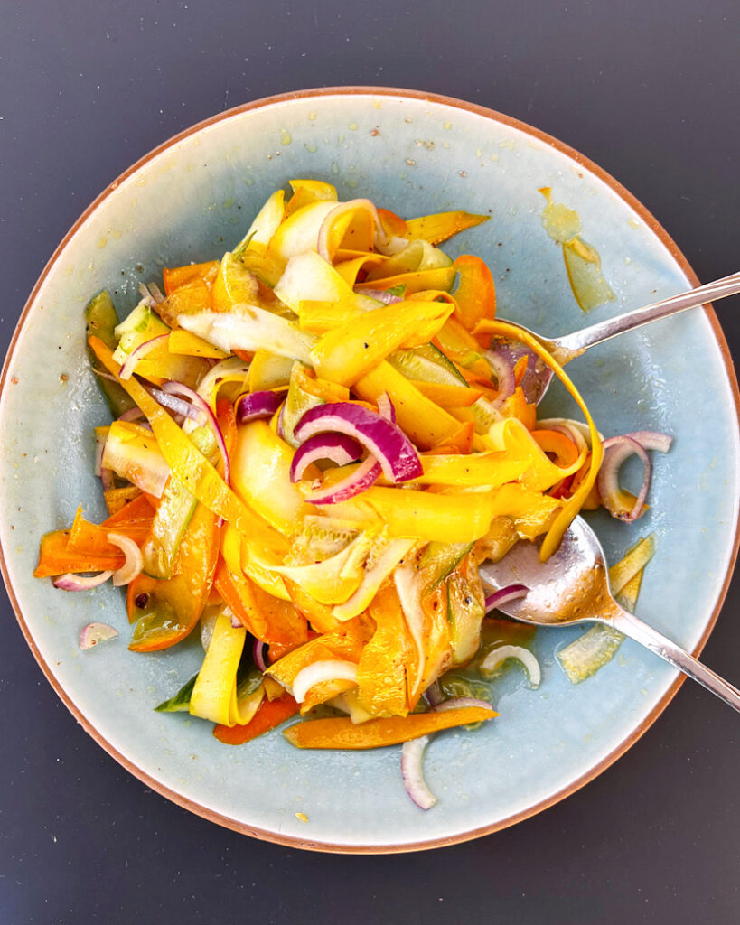 Einfach zubereitet, lecker, vegan &amp; gesund: Gelber Zucchinisalat - The ...