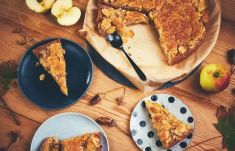 Select Apfelkuchen mit Puddingcreme und Bienenstichhaube Apfelkuchen mit Puddingcreme und Bienenstichhaube